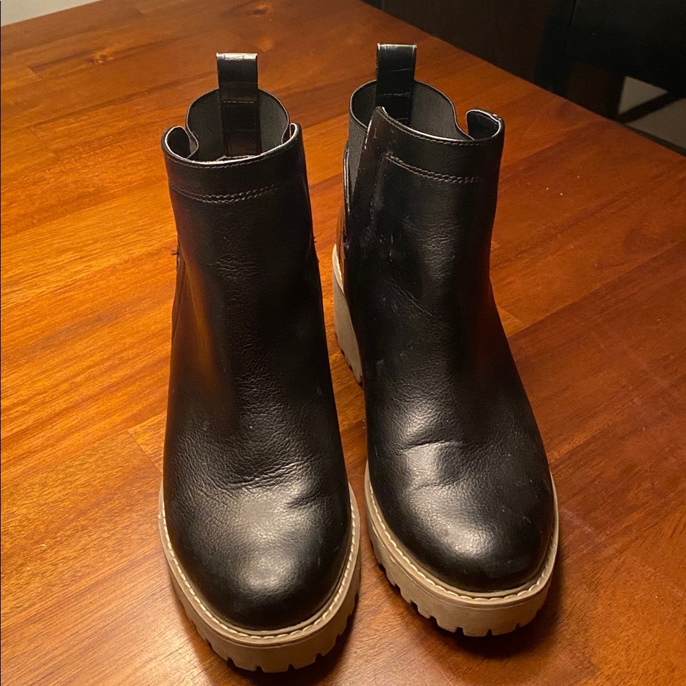 Style #45386
Women's Dolce Vita Rielle Ankle Bootie.
Faux-leather

Gently used.